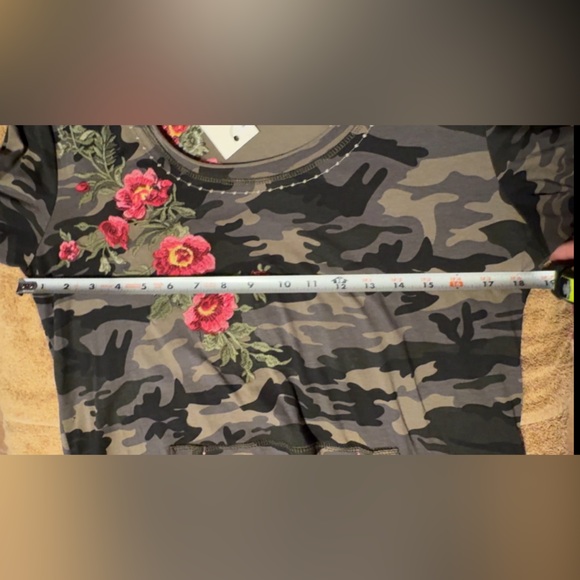 New PAPARAZZI Camo Embroidered  light  sweater Top - Picture 7 of 10